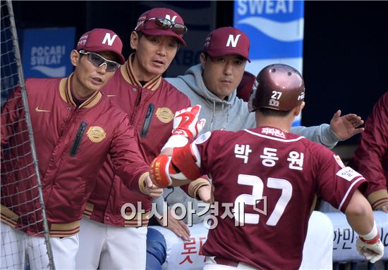 [포토]염경엽 감독, '박동원, 동점포 좋았어'