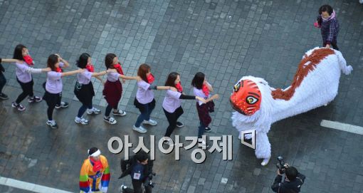 [포토]북청사자는 미녀를 좋아해 