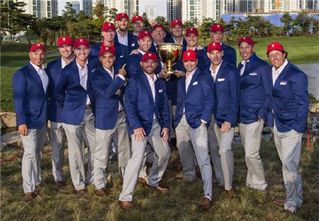 미국팀 선수들이 2015 프레지던츠컵 우승 직후 기념촬영을 하고 있다. 사진=PGA투어닷컴