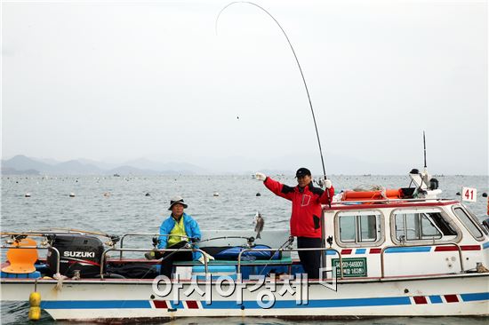 바다낚시 인기…낚시 어선 이용객수 역대 최고