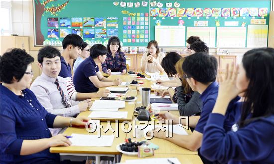 전남도교육청(교육감 장만채)은 지난 5월부터 11월 까지 초·중등 외국어 교사를 대상으로 수업 컨설팅을 해 호응을 얻고 있다.
