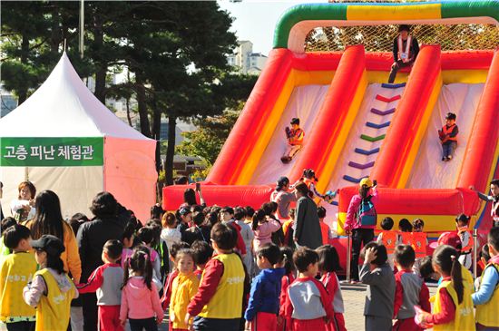 수원시가 14일 시민들의 안전의식 제고 등을 위해 시민안전 페스티벌을 개최한다.