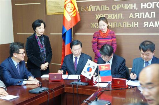 박래학 서울시의회의장이 9일 몽골 사막화 방지 협약을 체결하고 있다.