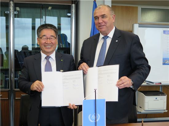 이종인 한국원자력환경공단 이사장(사진 왼쪽)은 12일(현지시간) 오스트리아 빈에서 추다코프 IAEA 원자력에너지부 사무차장과 협력협약을 체결하고 있다.