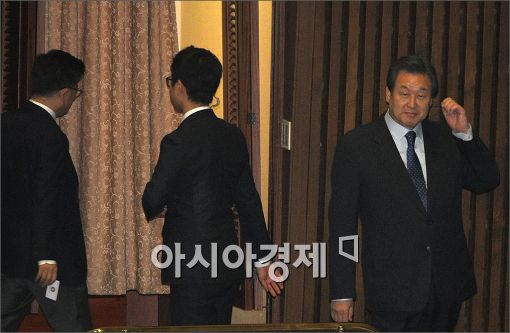 [포토]심학봉 의원 사직안 투표마친 김무성 대표