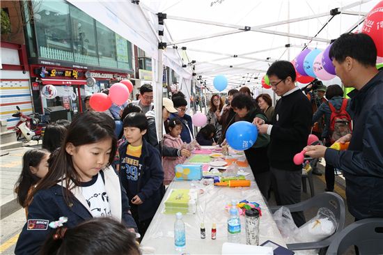 성북 거리에는 ‘차’ 대신 ‘축제’ 있다