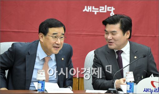 김정훈 새누리당 정책위의장(왼쪽)과 원유철 원내대표