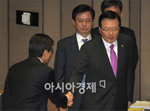 [포토]인사하는 정의화·황교안