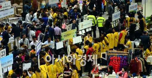 [포토]이웃 사랑 실천, '2015 적십자 바자'