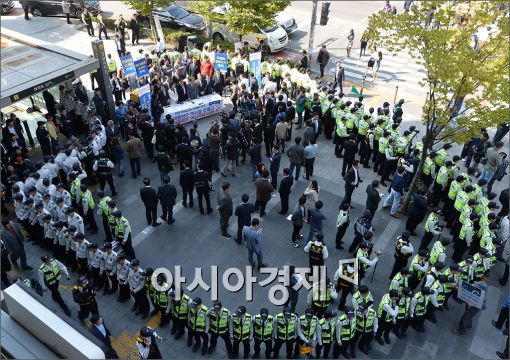 [포토]경찰벽에 막혀버린 국정교과서 반대 서명 운동