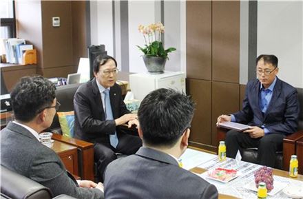 김용환 NH농협금융지주  회장(사진 가운데)이 현장경영으로 13일 농협은행 경기영업본부와 농협은행 안성시지부를 방문해 직원들과 소통하고 있다.