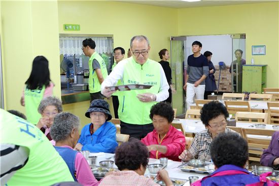 HUG, 부산 남구종합사회복지관서 쌀 기증 및 배식봉사