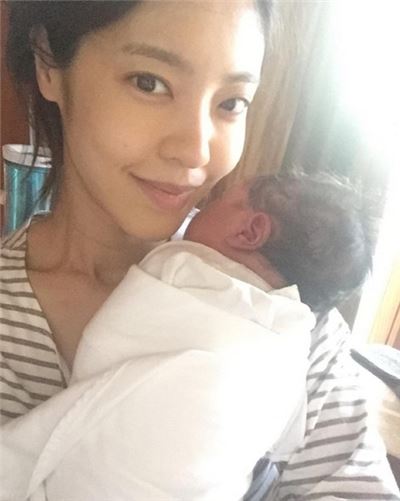 딸과 다정한 모습 드러낸 이윤지, 출산 후에도 여전한 미모