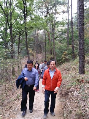 송하영 총장(오른쪽)과 대학 사무국 직원들이 대전 현충원 보훈산책로를 걸으며 대화하고 있다. 한밭대 제공