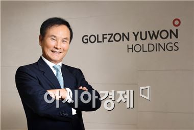 김영찬 골프존유원홀딩스 회장이 박근혜 대통령의 미국 순방에 동행하는 경제사절단에 포함돼 출국했다.