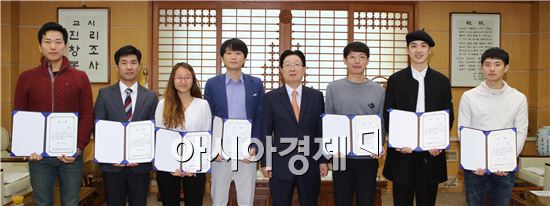 전남대학교(총장 지병문)는 13일 '2015사진 공모전’3분기 우수작 9편을 선정해 시상했다.
