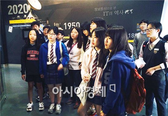 호남대학교 IT스퀘어(단장 정영기)는 13일 광주 무등중학교(교장 정길분) 학생 140여명을 대상으로 IT스퀘어 체험을 실시했다.
이날 체험에서는 IT역사관, 그린IT체험관 등을 둘러보고 인터렉티브, 3D서클비전 및 4D영상 관람 등 체험을 통해 IT역사와 비전, 미래IT 기술에 대해 이해하고 다양한 IT분야를 접하는 시간을 가졌다.