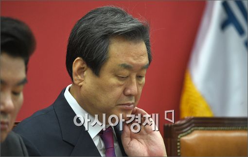 [포토]고개숙인 김무성 대표