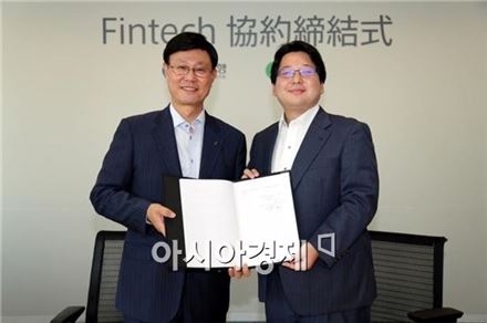 라인페이는 14일 신한은행과 양사 플랫폼 기반 제휴 서비스 출시를 위한 계약을 체결했다고 밝혔다. 유동욱 신한은행 부행장(왼쪽)과 마스다 준 라인페이 대표(오른쪽)
