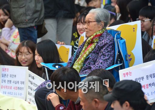 [포토]김복동 할머니 '힘든데, 내 자리를 너무 오래 비운거 같다' 