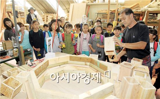 광주 북구 삼각동 주민센터는 14일 초등학생들을 대상으로 체험의 기회를 제공하고 지역 자원의 소중함을 느낄수 있게 바람개비삼각골 생태·문화 둘레길 탐방 행사를 개최했다
