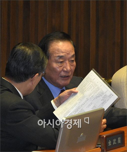 [포토]이야기하는 서청원·황진하