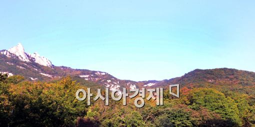 [포토]파란 하늘 속 단풍으로 물든 북한산