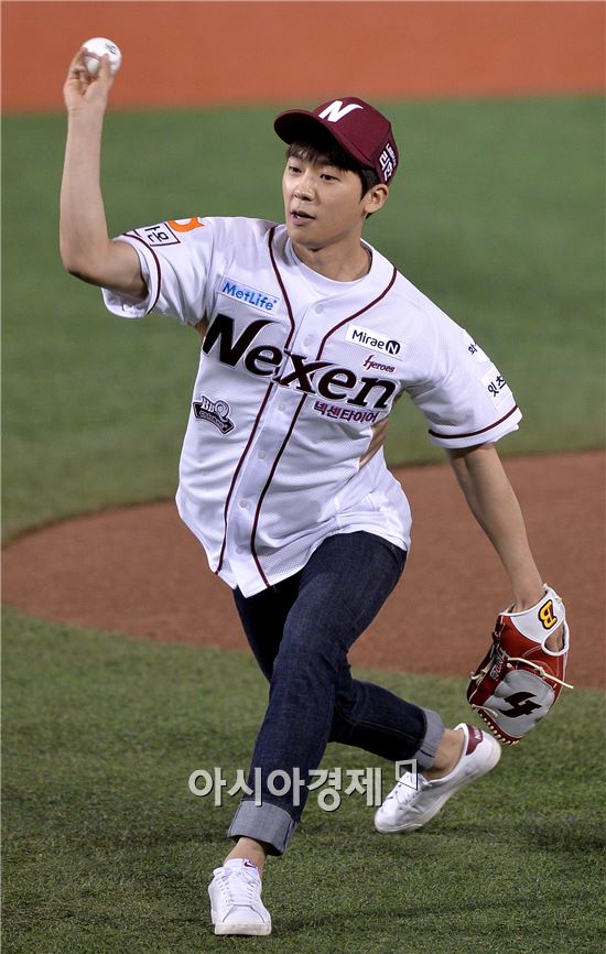 [포토]준PO 4차전 시구하는 창조