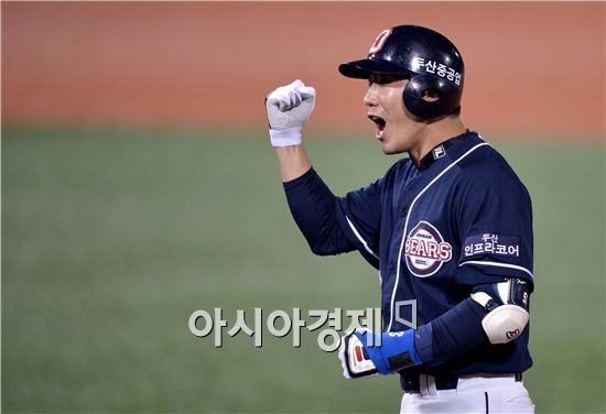[포토]김재호,'추가 1타점 환호'