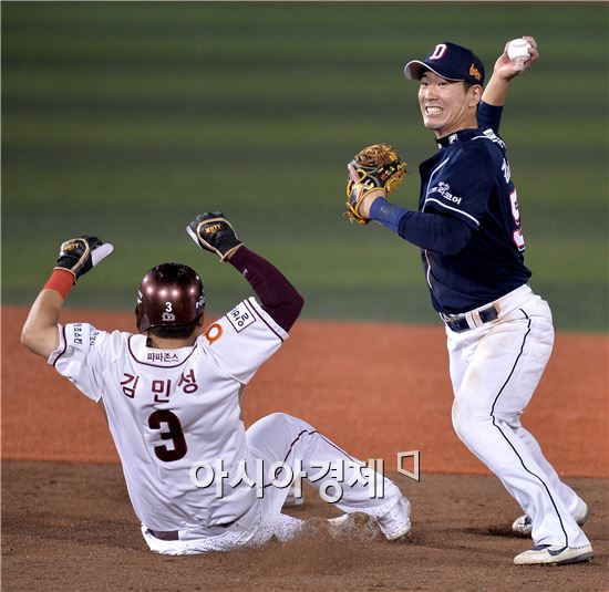 [포토]김재호, '병살로 막아야 하는데…'