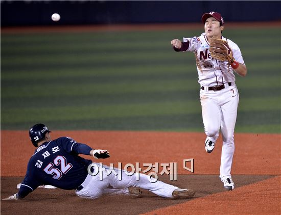[포토]김하성, '태클이 너무 깊잖아'