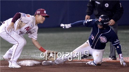 [포토]허경민, '공보다 빨리 도착했어'