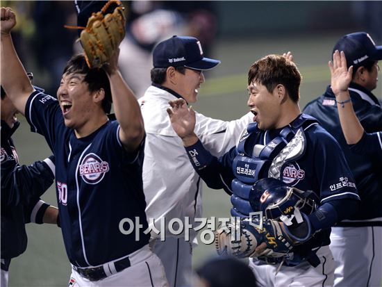 [포토]김현수-양의지, 'PO! 우리가 간다!'