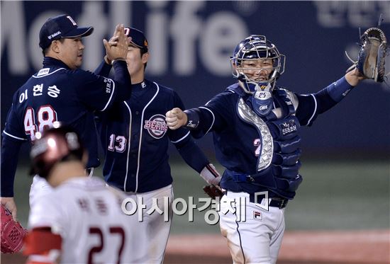 [포토]양의지, '플레이오프 우리가 간다'