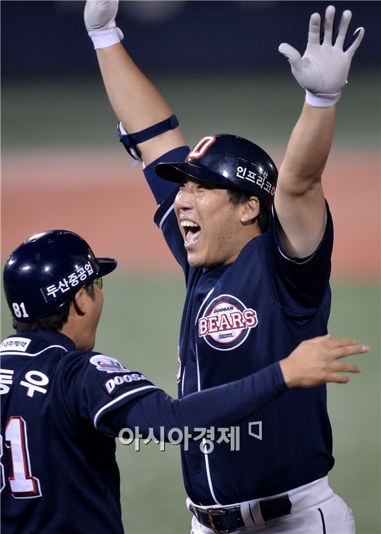 [포토]환호하는 김현수, '야구는 9회부터!'