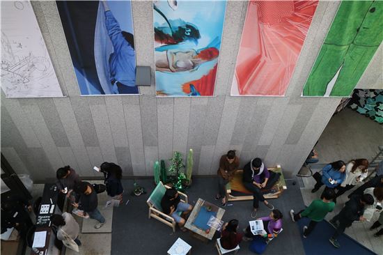 "회화작품, 필요한 만큼만 잘라가세요"