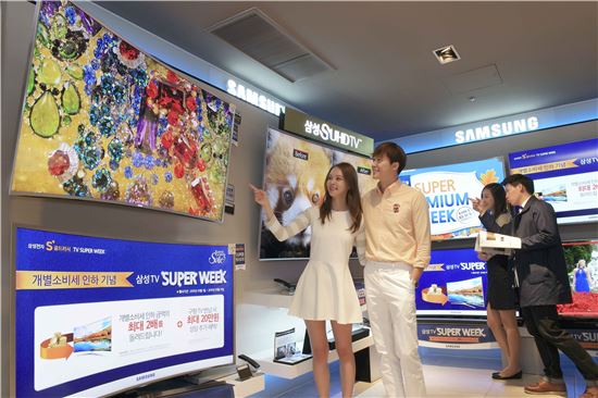 삼성전자가 '코리아블랙프라이데이'와 가을 혼수 시즌을 맞아 다양한 프로모션을 진행하며 주간 TV 판매량이 40% 가깝게 늘었다고 밝혔다. 