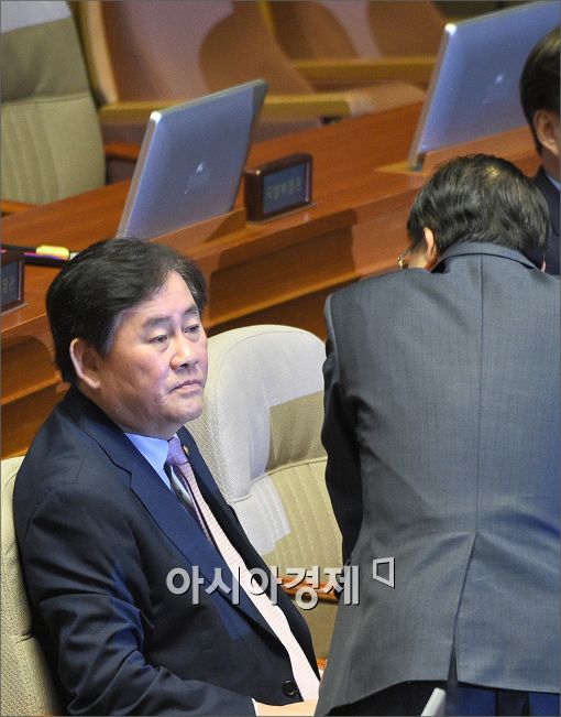 [포토]보고 받는 최경환 부총리