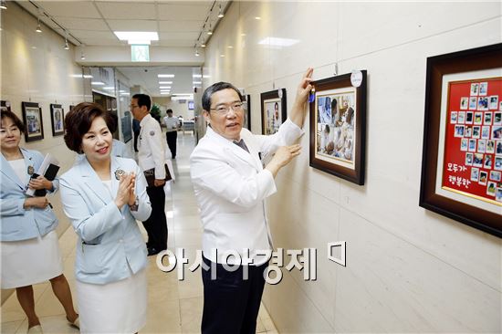 전남대학교병원(병원장 윤택림)이 개원 105주년 기념 ‘간호사진전’을 12일부터 5일간 병원 로비에서 개최하고 있다.
