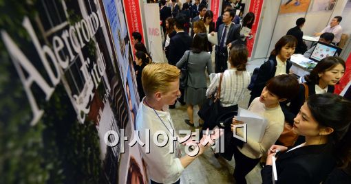 [포토]외국인 투자기업 채용박람회 찾은 구직자들