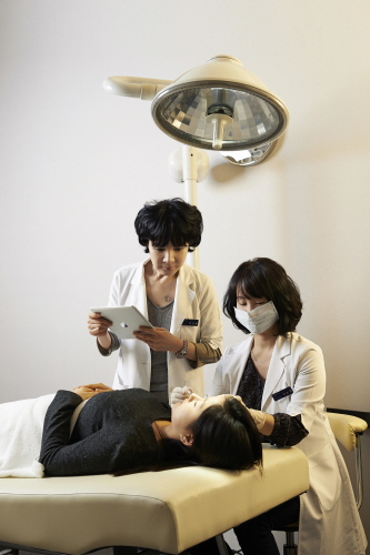 환자를 진료하고 있는 박경림 필러디자이너(왼쪽)와 쁘띠퀸의원 곽은영 원장(오른쪽)
