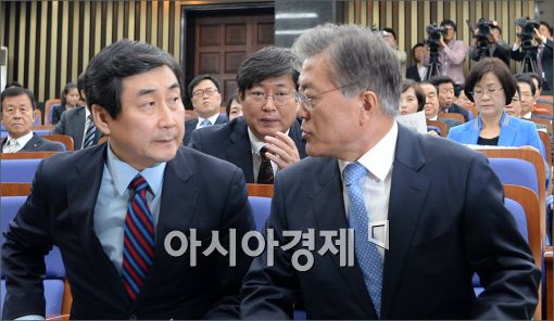 野 5자회동 협상전략 이견(?)…文 "교과서부터" 李 "민생문제 집중"