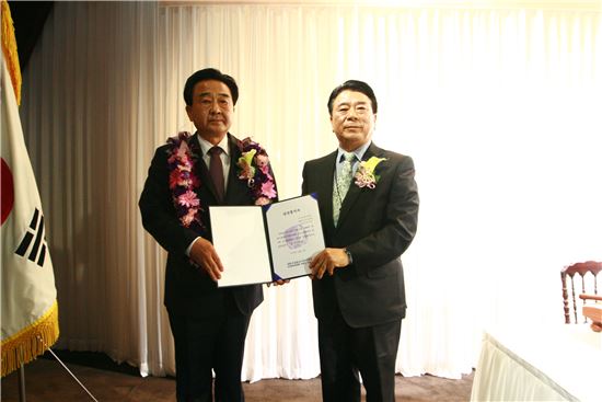 김용훈 회장 당선자(왼쪽)가 당선통지서를 들고 기념촬영을 하고 있다. 