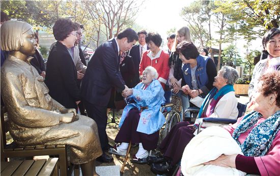 경기도 광주 나눔의 집에 거주하는 위안부 피해 할머니들이 15일 양기대 광명시장의 초청으로 광명동굴을 찾았다. 광명동굴 앞에 세워진 평화의 소녀상 앞에서 양기대 시장이 할머니들을 반갑게 맞이하고 있다. 