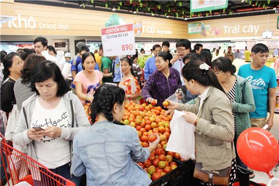 롯데마트 베트남 11호점인 '껀터점'을 찾은 베트남 고객들