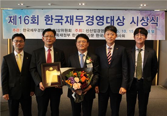 장주옥 한국동서발전 사장(사진 가운데)은 15일 신산업경영원이 주최한 제16회 한국재무경영대상 시상식에서 공기업 재무혁신대상을 수상했다.