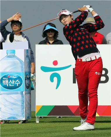 박성현이 KEB하나은행챔피언십 첫날 6번홀에서 티 샷을 날리고 있다. 사진=KEB하나은행챔피언십
