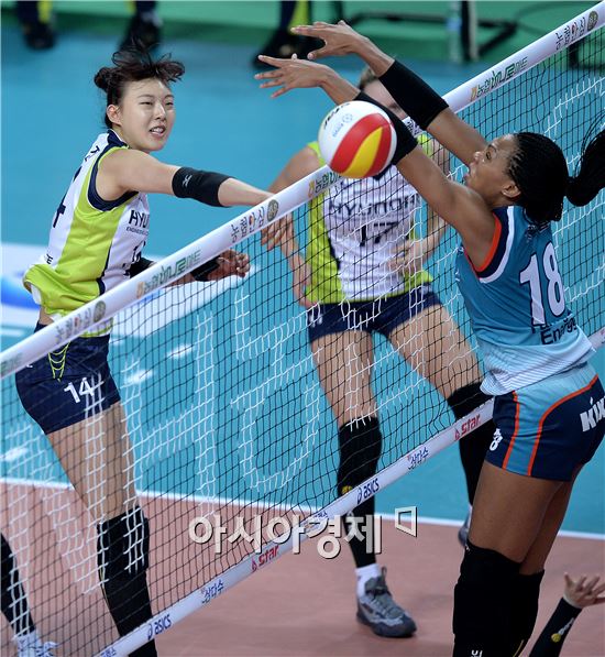 [포토]양효진, '블로킹을 피해 샥'