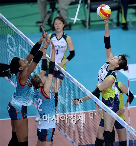 [포토]블로킹 벽을 넘기며 공격하는 양효진