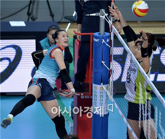 [포토]스파이크 공격 시도하는 표승주